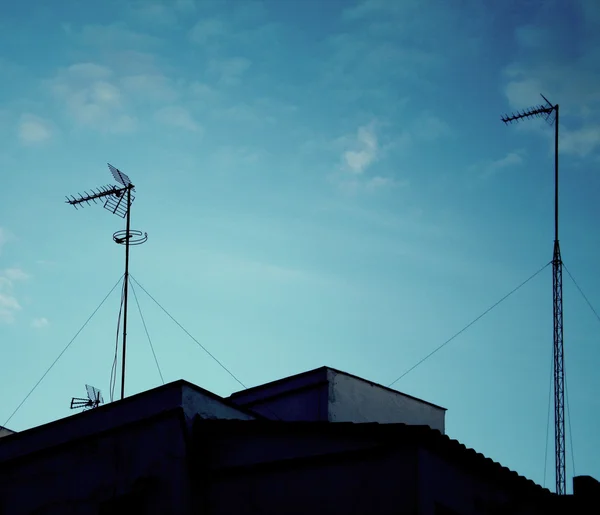 Fernsehantenne auf dem Dach des Gebäudes und blauer Himmel — Stockfoto