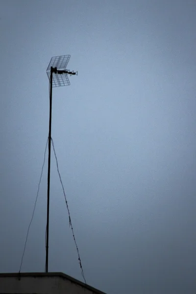 Fernsehantenne auf dem Dach des Gebäudes und blauer Himmel — Stockfoto