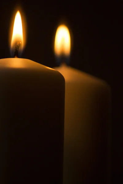 Kerzen entzündet brennende Nahaufnahme einfachen Hintergrund — Stockfoto