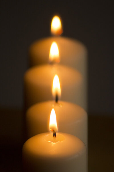 Свечи огни горящие крупным планом фоне
