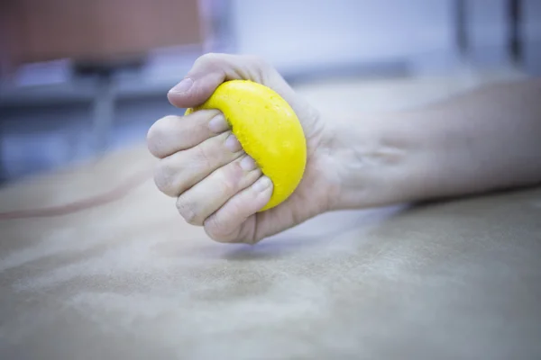 Patientens hand klämma sjukgymnastik bollen — Stockfoto