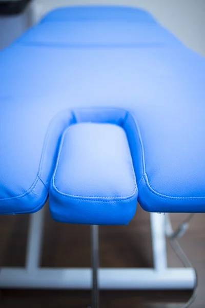 Cama de fisioterapia en clínica médica — Foto de Stock