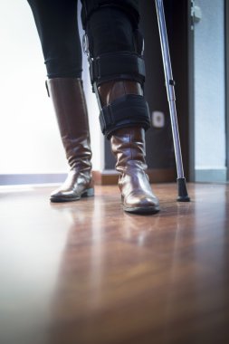Lady koltuk değneği hastane Kliniği içinde yürüyüş