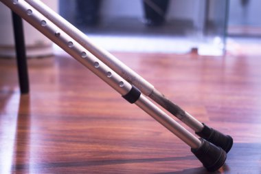 Hastane Klinik bekleme odasında yere koltuk değneğiyle