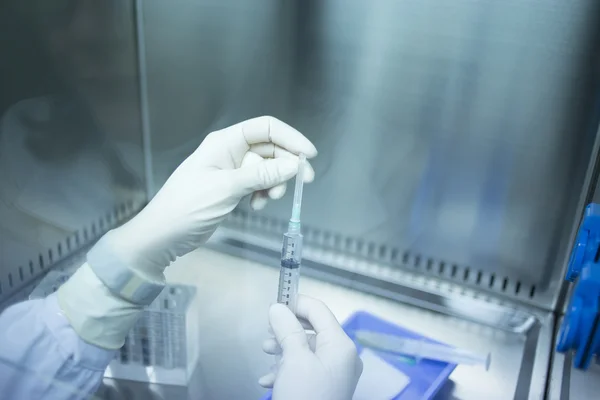 Laboratuvar teknisyeni trombosit zengin kan plazması hazırlar