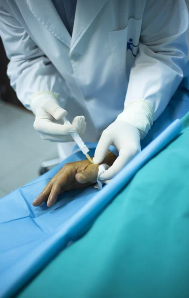 Medico chirurgo che inietta il paziente in clinica ospedaliera — Foto Stock