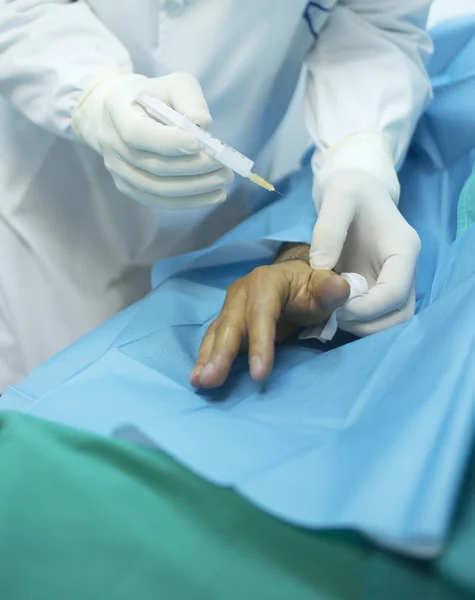 Cirurgião médico injetando paciente na clínica hospitalar — Fotografia de Stock