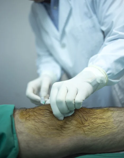 Chirurg spritzt Patient in Klinik — Stockfoto