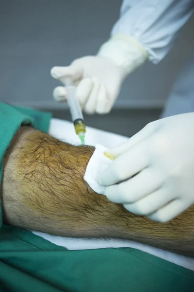 Cirurgião médico injetando paciente na clínica hospitalar — Fotografia de Stock