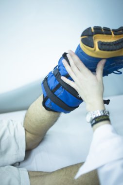 kas yaralanması zorlanma ağrı fizik tedavi tedavi kliniği