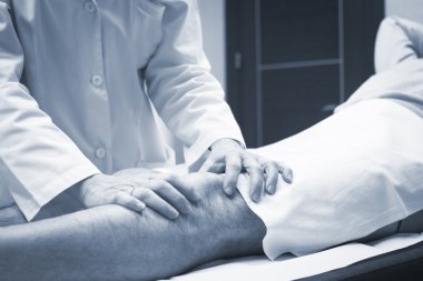 Traumatologist ortopedik cerrah Doktor muayene hasta