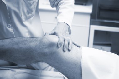 Traumatologist ortopedik cerrah Doktor muayene hasta