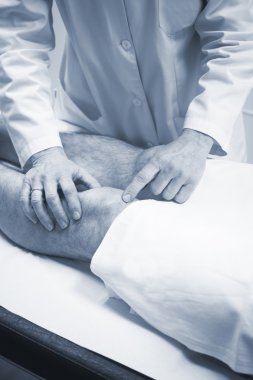 Traumatologist ortopedik cerrah Doktor muayene hasta