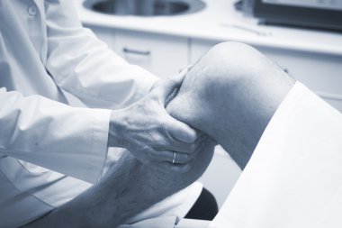 Traumatologist ortopedik cerrah Doktor muayene hasta