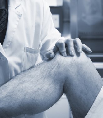 Traumatologist ortopedik cerrah Doktor muayene hasta