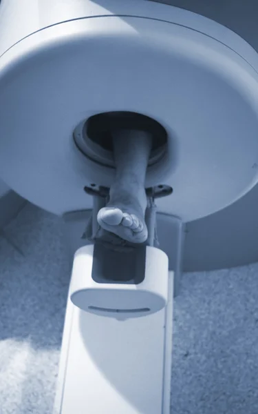 Patiënt been in volledig open Mri kat Scanner — Stockfoto