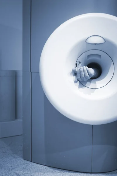 Ασθενής σε πλήρως ανοικτή Mri αξονική τομογραφία σάρωσης βραχίονα — Φωτογραφία Αρχείου