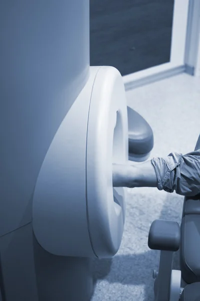 Patient in voll geöffnetem MRI-Cat-Scan-Arm — Stockfoto