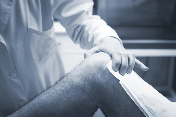 Traumatológus ortopéd sebész orvos vizsgálata beteg — Stock Fotó