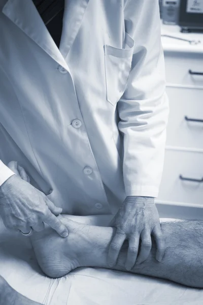 Traumatologista cirurgião ortopédico médico examinando paciente — Fotografia de Stock