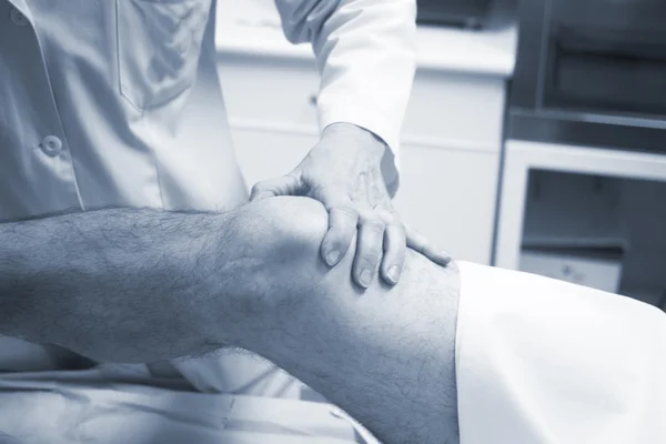 Traumatologist ortopedik cerrah Doktor muayene hasta