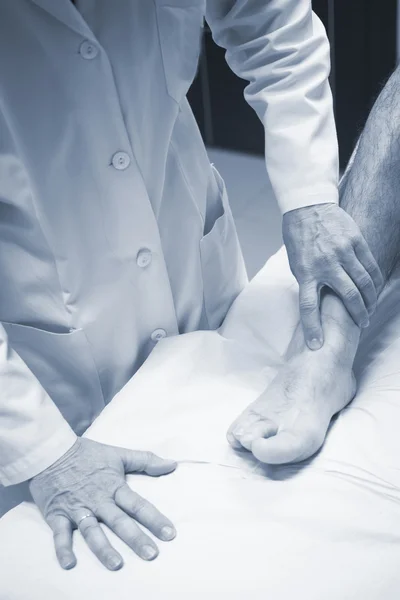 Traumatologista cirurgião ortopédico médico examinando paciente — Fotografia de Stock