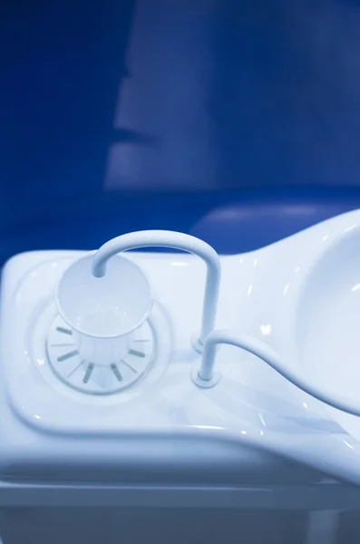 Tazza di acqua dentista riempitivo rubinetto in clinica dentale — Foto Stock