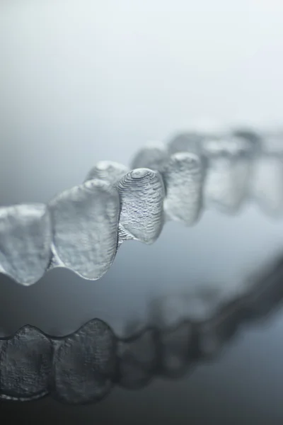 Hranaté závorky neviditelným zubní zuby zubní plastovými výztuhami — Stock fotografie