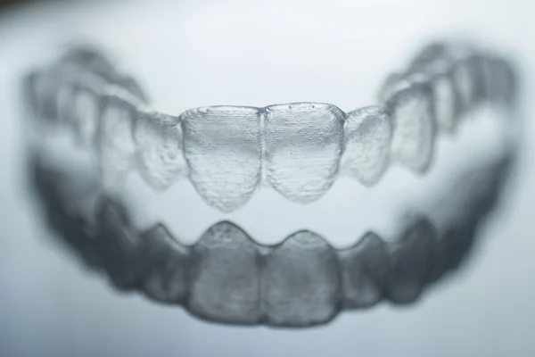 Niewiem zębów dentystycznych nawiasach zębów plastikowych klamer i sprawa Zdjęcie — Zdjęcie stockowe