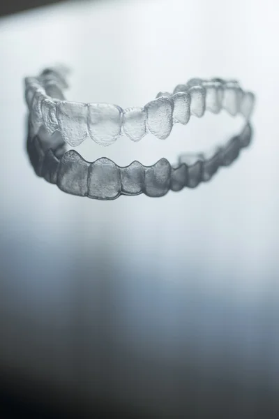 Hranaté závorky neviditelným zubní zuby zubní plastovými výztuhami — Stock fotografie