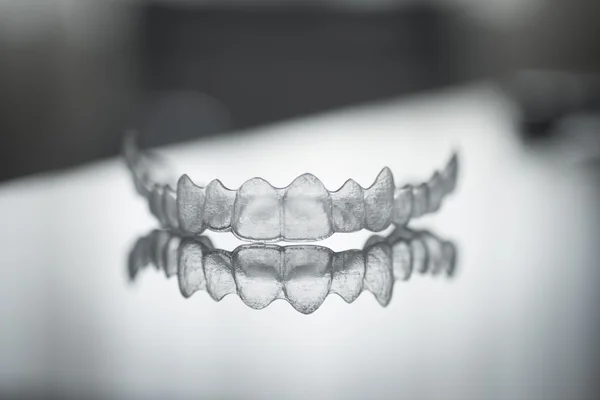 Αγκύλες αόρατο οδοντιατρική δόντια δόντι πλαστικά άγκιστρα Φωτογραφία Αρχείου