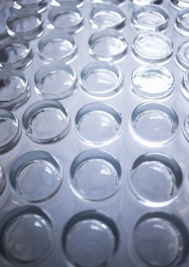 Restoran bar yakın çekim kalkık şarap gözlük