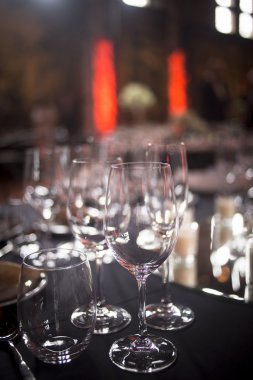 Ibiza bar gece kulübünde şampanya şarap gözlük