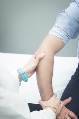 Traumatologist ortopedik cerrah Doktor muayene hasta