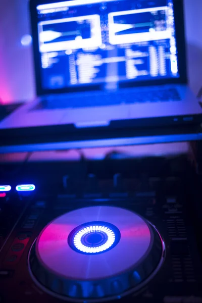 DJ пульт микширования стол Ибица хаус музыка ночной клуб — стоковое фото
