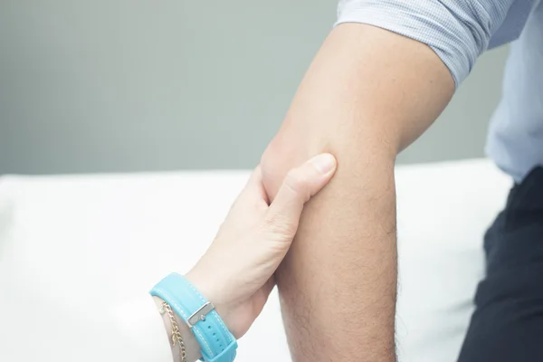 Traumatologist orthopedic surgeon doctor examining patient — Stock Photo, Image