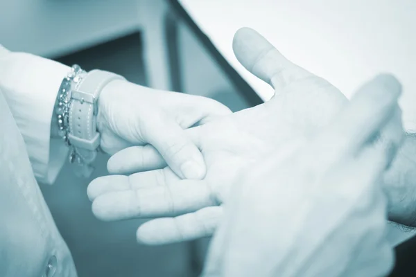 Traumatologist orthopedic surgeon doctor examining patient — Stock Photo, Image