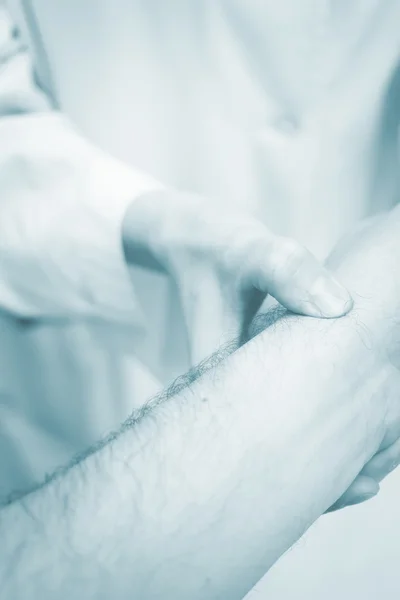 Traumatologista cirurgião ortopédico médico examinando paciente — Fotografia de Stock