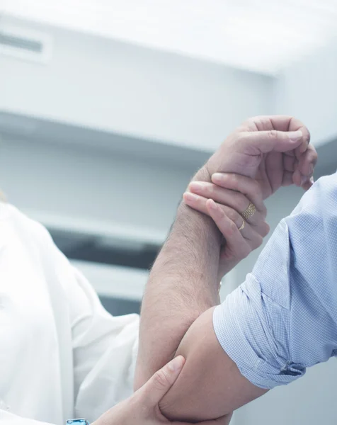 Traumatologista cirurgião ortopédico médico examinando paciente — Fotografia de Stock