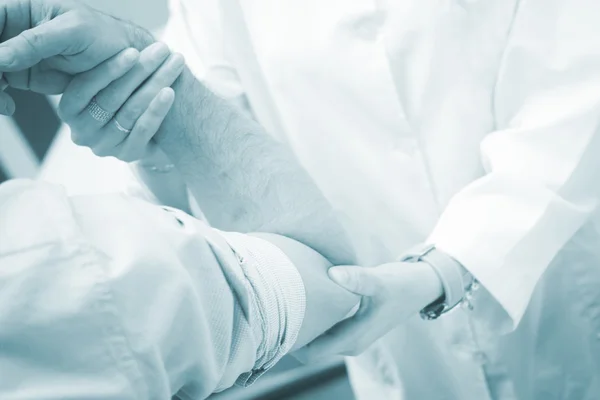 Traumatologist ορθοπεδικός χειρουργός γιατρός εξετάζει ασθενή — Φωτογραφία Αρχείου