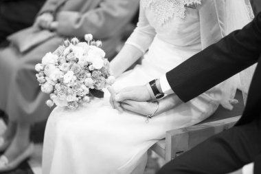 Gelin ve damat düğün evlilik töreninde elele