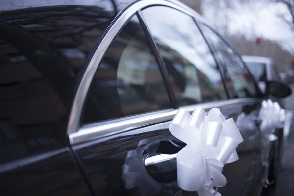 Braut weißer Blumenstrauß an der Tür zum Hochzeitsauto — Stockfoto