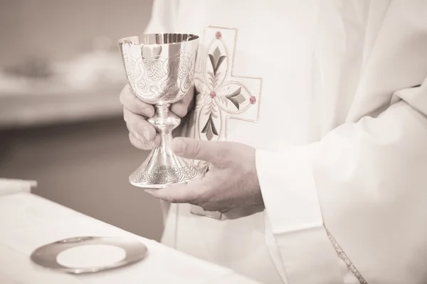 Католический священник на церемонии бракосочетания — стоковое фото