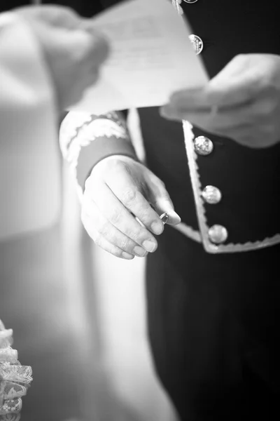 Bride and bridegroom in wedding marriage ceremony holding hands — Stock Photo, Image