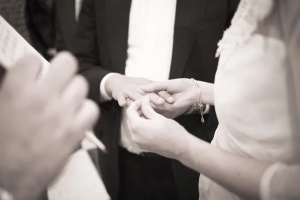 Bride and bridegroom in wedding marriage ceremony holding hands — Stock Photo, Image