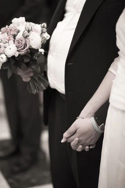 Bride and bridegroom in wedding marriage ceremony holding hands — Stock Photo, Image