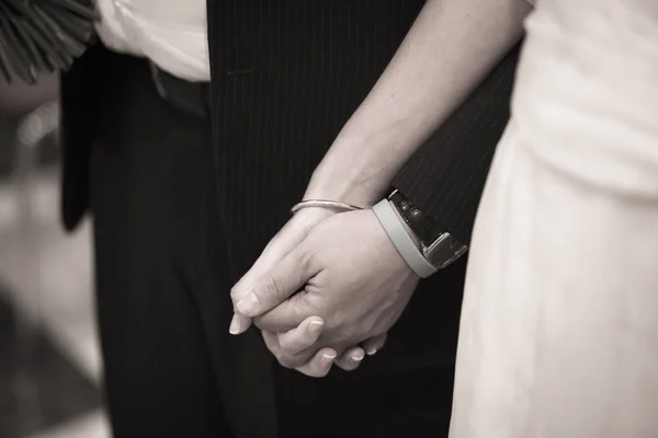 Panna młoda i pan młody w małżeństwie ślub trzymając się za ręce — Zdjęcie stockowe