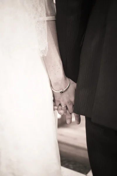 Bride and bridegroom in wedding marriage ceremony holding hands — Stock Photo, Image