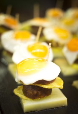 İspanya mutfağı yumurta tapas restoranında yemekler