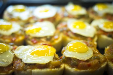İspanya mutfağı yumurta tapas restoranında yemekler